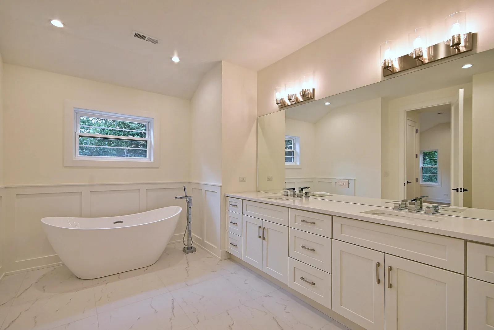 Primary bath with soaking tub